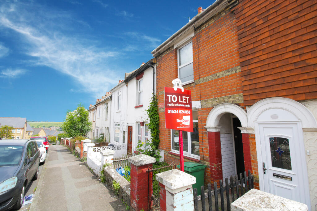 3 bed Mid Terraced House for rent in Chatham. From Red Door Homes - Rochester 3 bed Mid Terraced House for rent in Chatham. From Red Door Homes - Rochester