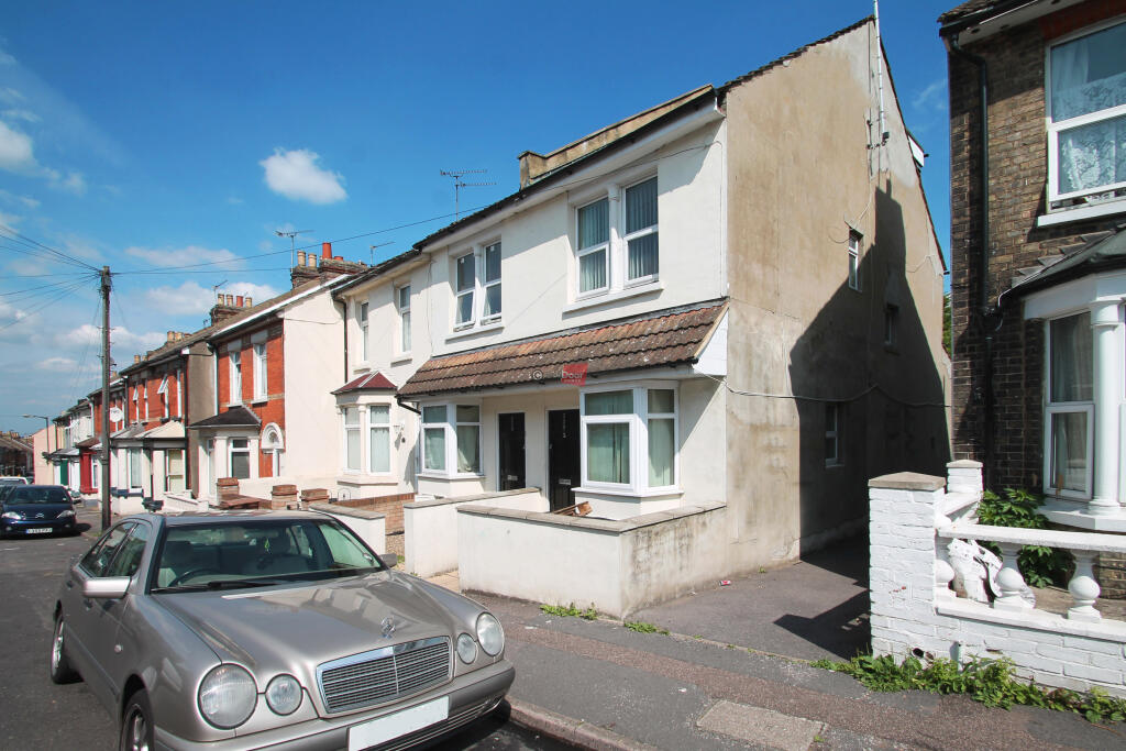 4 bed End of Terrace for rent in Chatham. From Red Door Homes - Rochester 4 bed End of Terrace for rent in Chatham. From Red Door Homes - Rochester