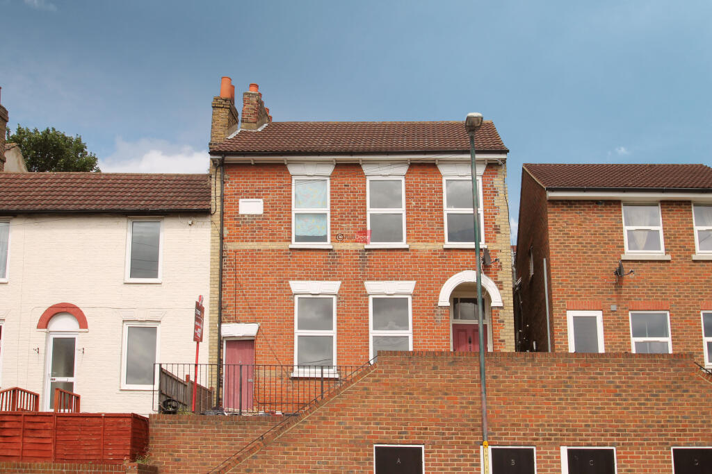 3 bed 1st Floor Flat for rent in Chatham. From Red Door Homes - Rochester