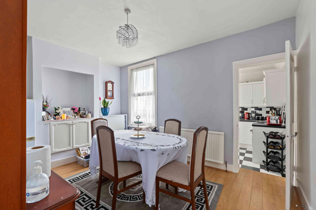 2 bed Mid Terraced House for rent in Gillingham. From Red Door Homes - Rochester 2 bed Mid Terraced House for rent in Gillingham. From Red Door Homes - Rochester