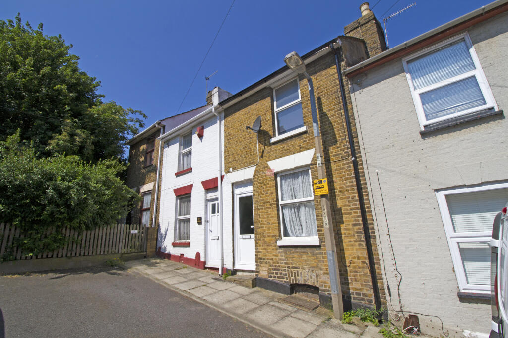 2 bed Mid Terraced House for rent in Chatham. From Red Door Homes - Rochester 2 bed Mid Terraced House for rent in Chatham. From Red Door Homes - Rochester