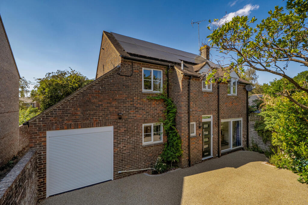 4 bed Detached for rent in Woodcote. From Davis Tate - Goring