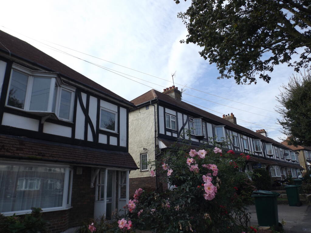 3 bed Detached for rent in Portslade-by-Sea. From King & Chasemore Lettings - Hove 3 bed Detached for rent in Portslade-by-Sea. From King & Chasemore Lettings - Hove