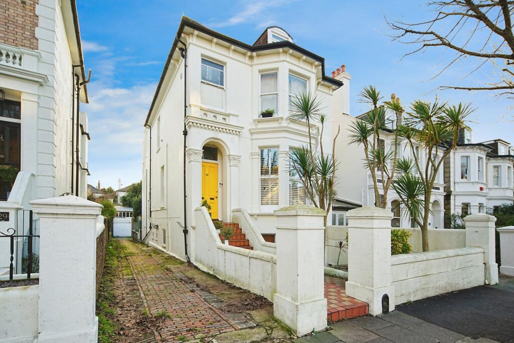3 bed 1st Floor Flat for rent in Brighton and Hove. From King & Chasemore Lettings - Hove
