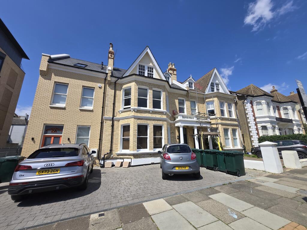 3 bed 1st Floor Flat for rent in Portslade-by-Sea. From King & Chasemore Lettings - Hove 3 bed 1st Floor Flat for rent in Portslade-by-Sea. From King & Chasemore Lettings - Hove