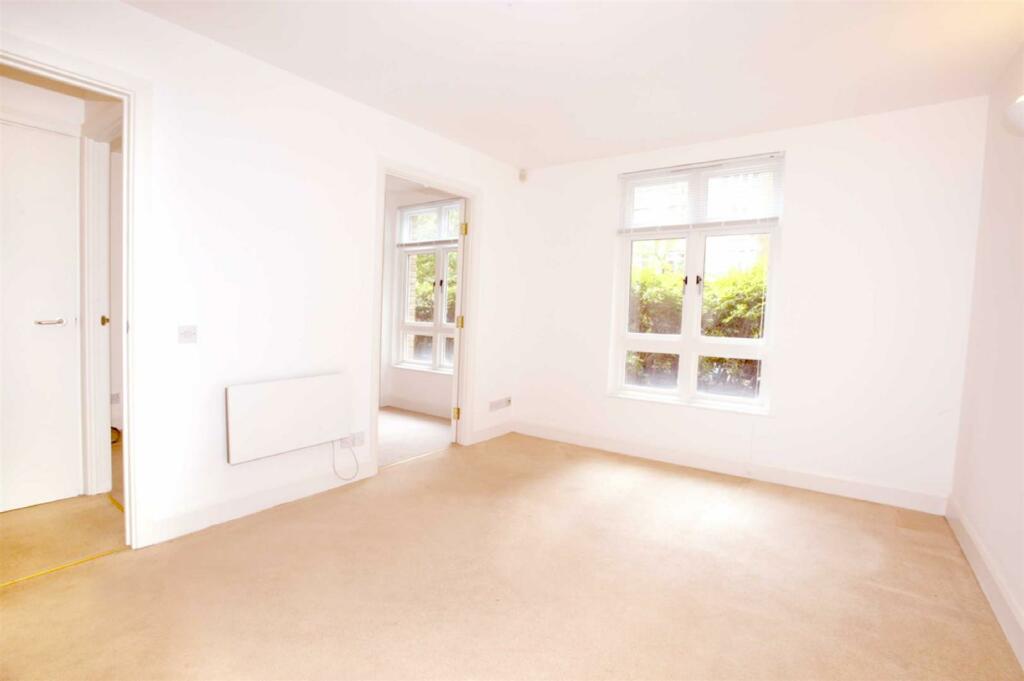 1 bed Apartment for rent in Bow. From Oliver Jaques East London