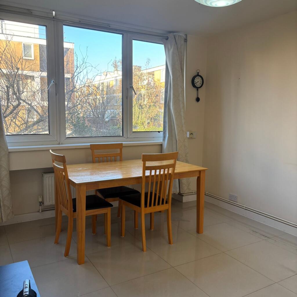 3 bed 1st Floor Flat for rent in Poplar. From Oliver Jaques - Bow