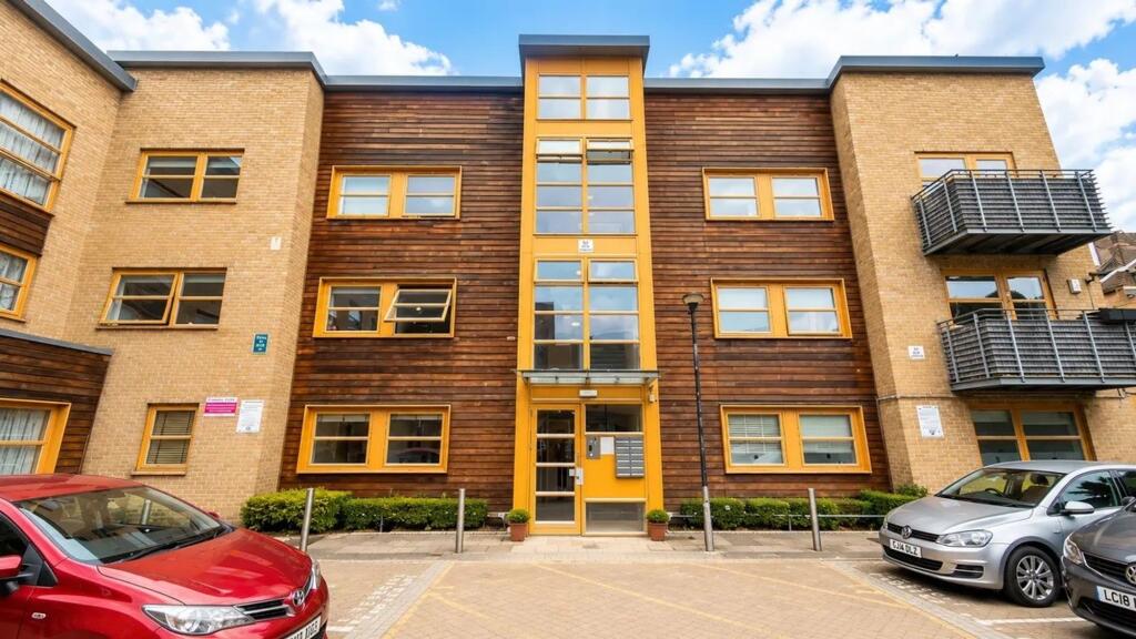 2 bed 1st Floor Flat for rent in Bow. From Oliver Jaques - Bow