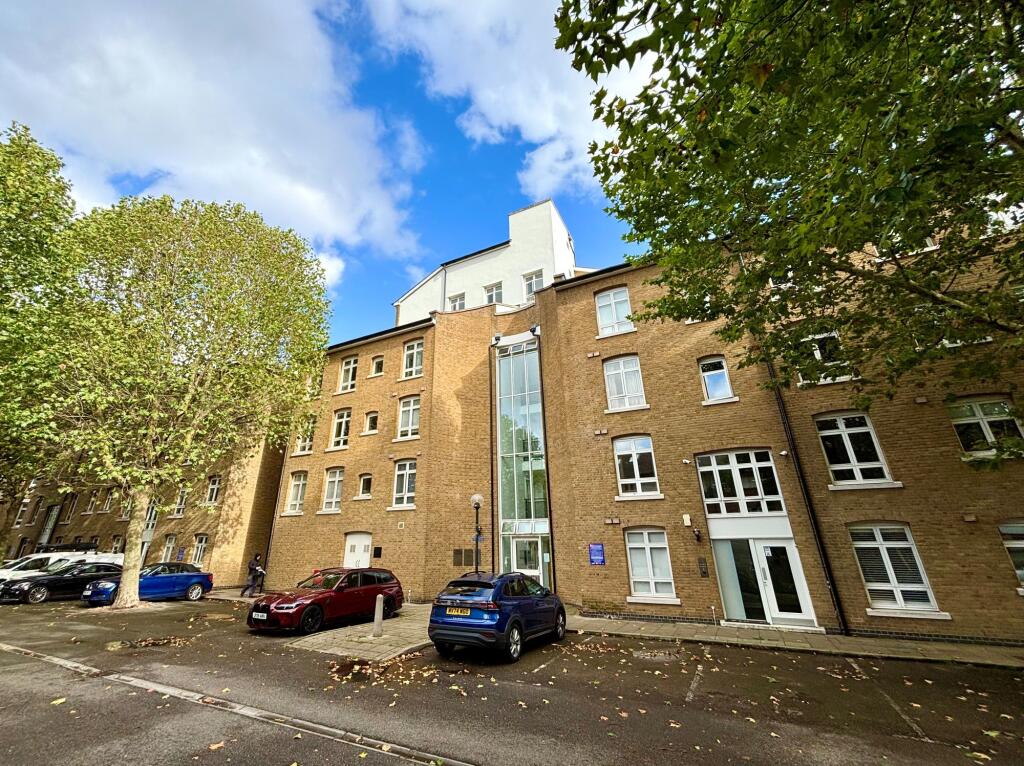 2 bed 1st Floor Flat for rent in Bow. From Oliver Jaques - Bow