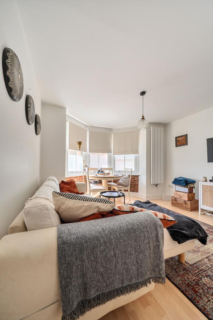 2 bed Apartment for rent in Bow. From Oliver Jaques - Bow