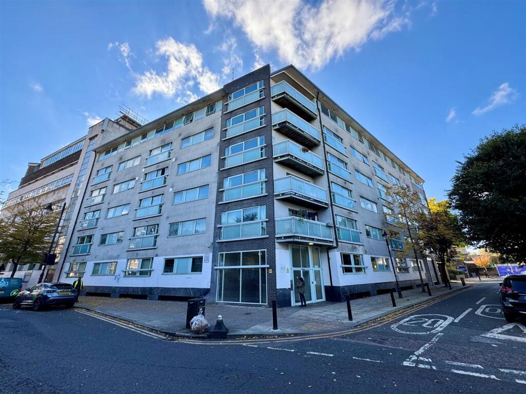 2 bed 1st Floor Flat for rent in London. From Oliver Jaques - Bow