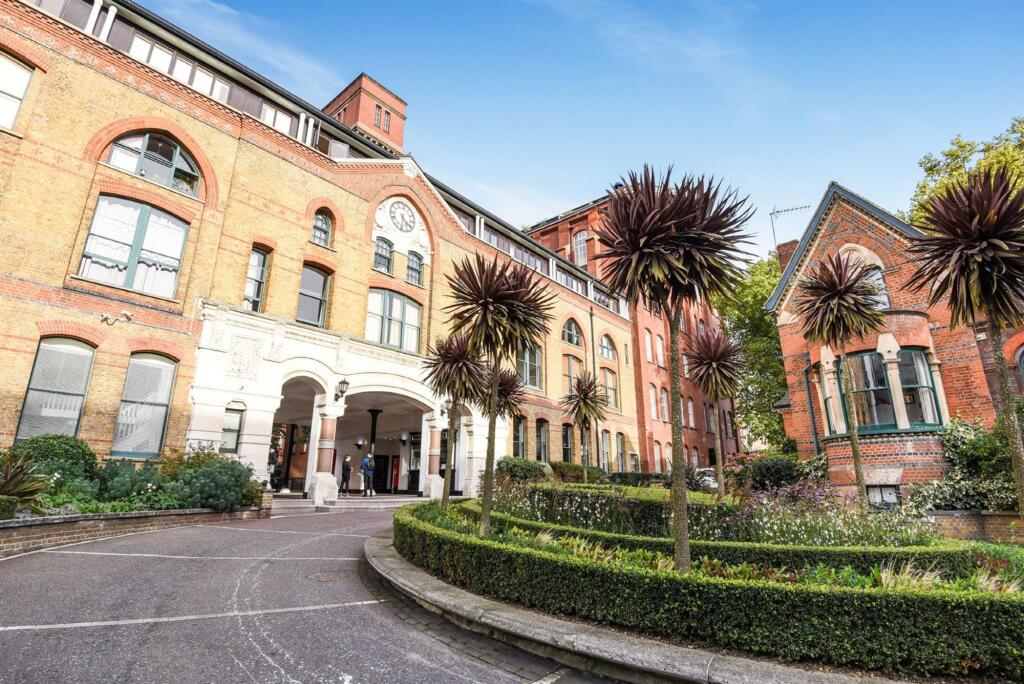 2 bed 1st Floor Flat for rent in Bow. From Oliver Jaques - Bow