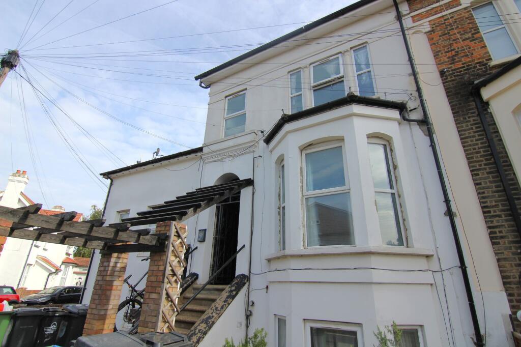 1 bed 1st Floor Flat for rent in London. From Oliver Jaques - Bow