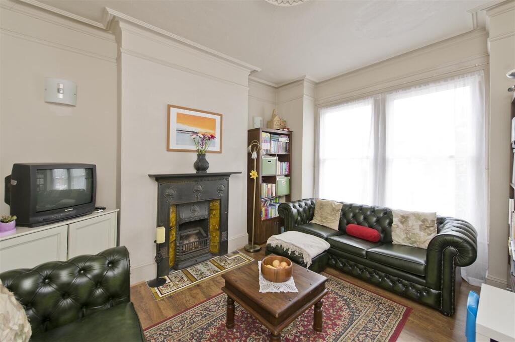 3 bed Annexe for rent in Fulham. From Lawson Rutter