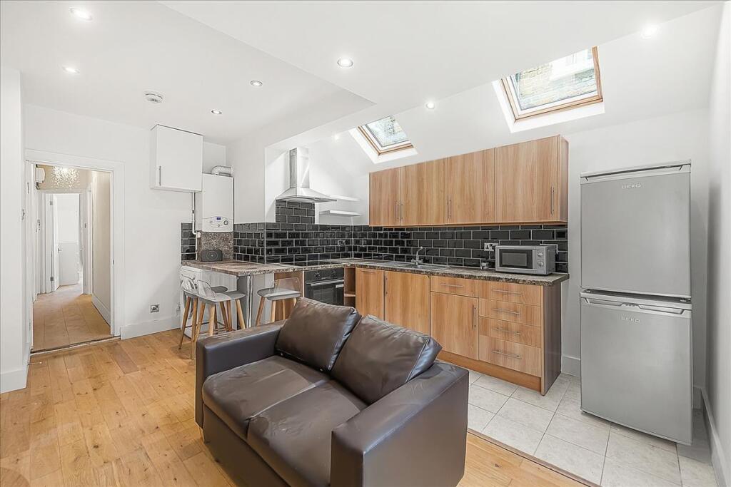 2 bed 1st Floor Flat for rent in London. From Lawson Rutter