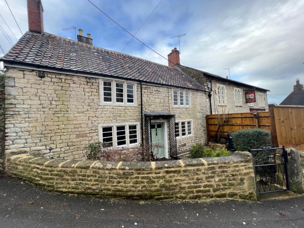 2 bed Cottage for rent in Paulton. From Allen Residential