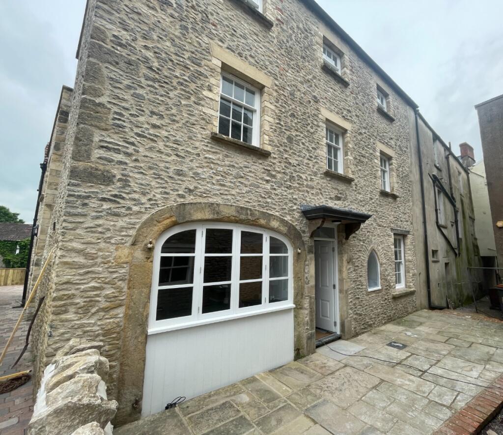 4 bed Semi-Detached House for rent in Shepton Mallet. From Allen Residential