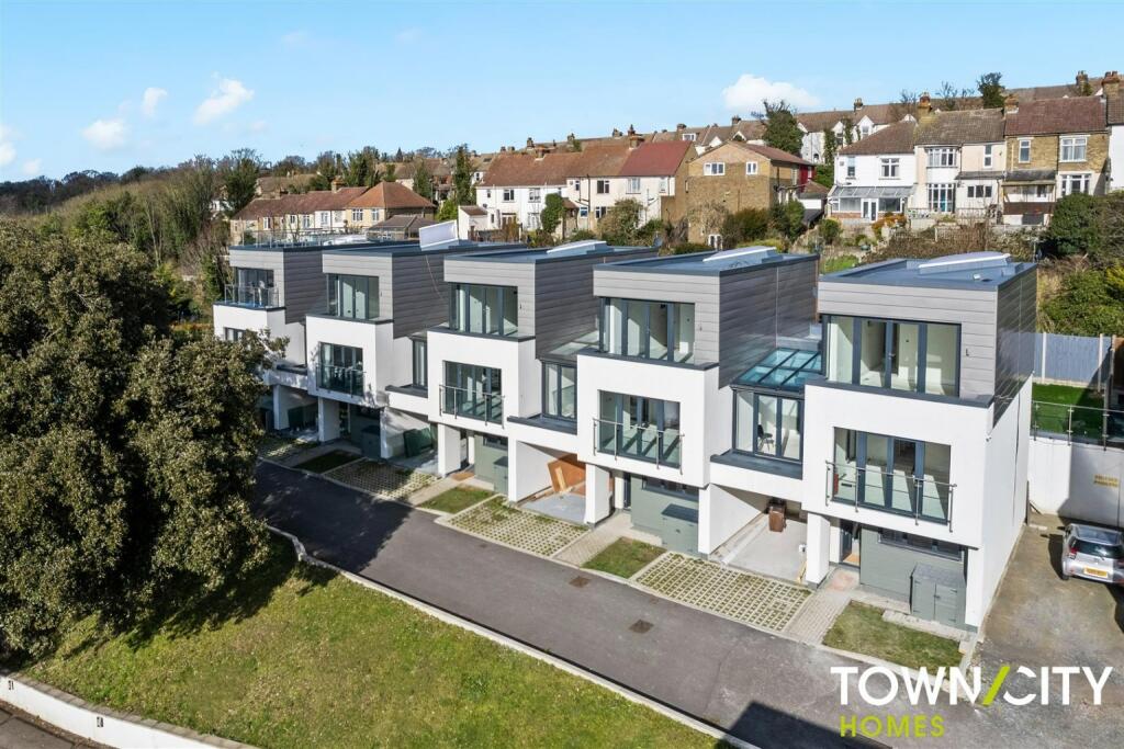 4 bed Link detached for rent in Blue Bell Hill. From Town and City Homes - Dartford