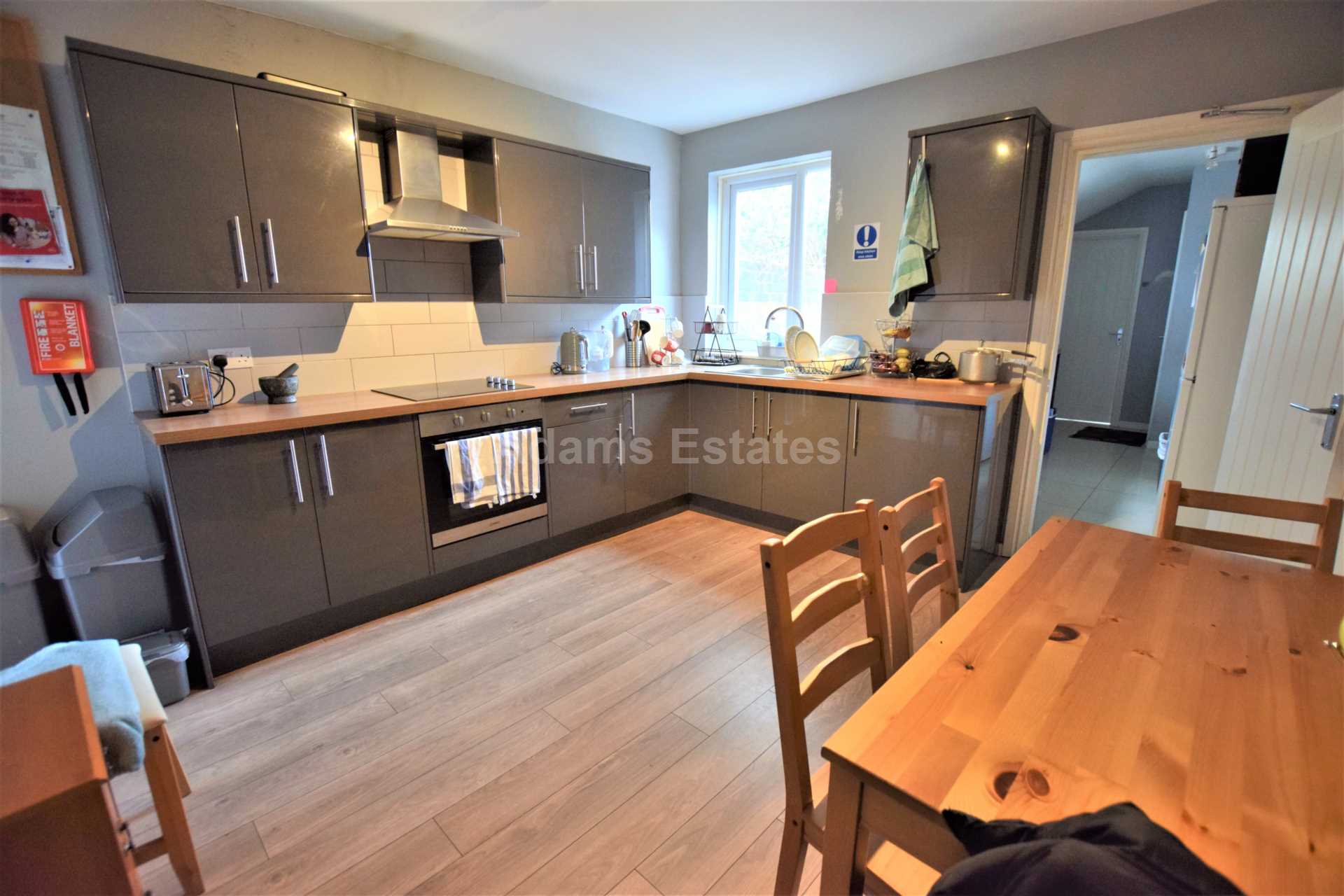 5 bed Mid Terraced House for rent in Reading. From Student Holmes - University Office