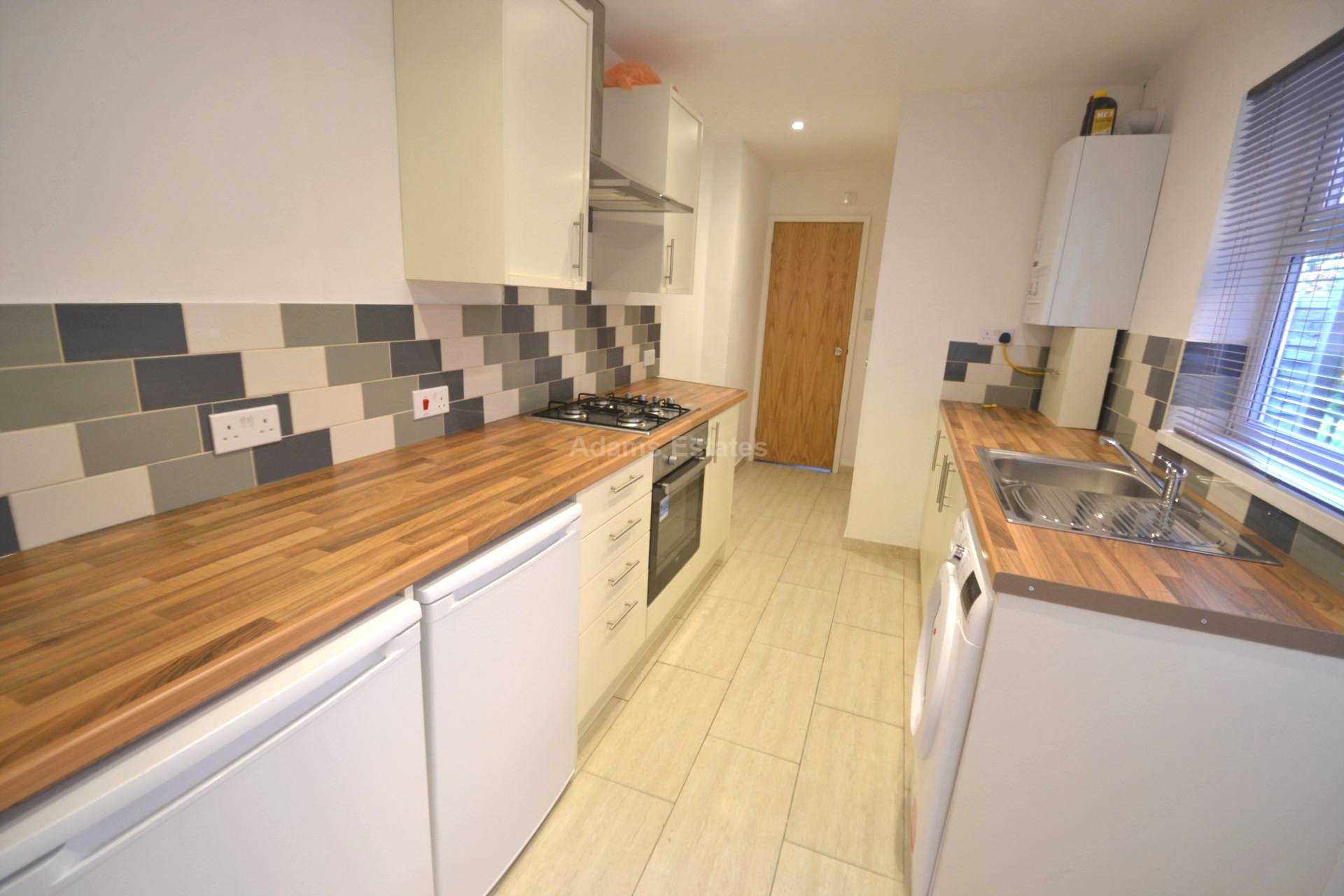 3 bed Mid Terraced House for rent in Reading. From Student Holmes - University Office
