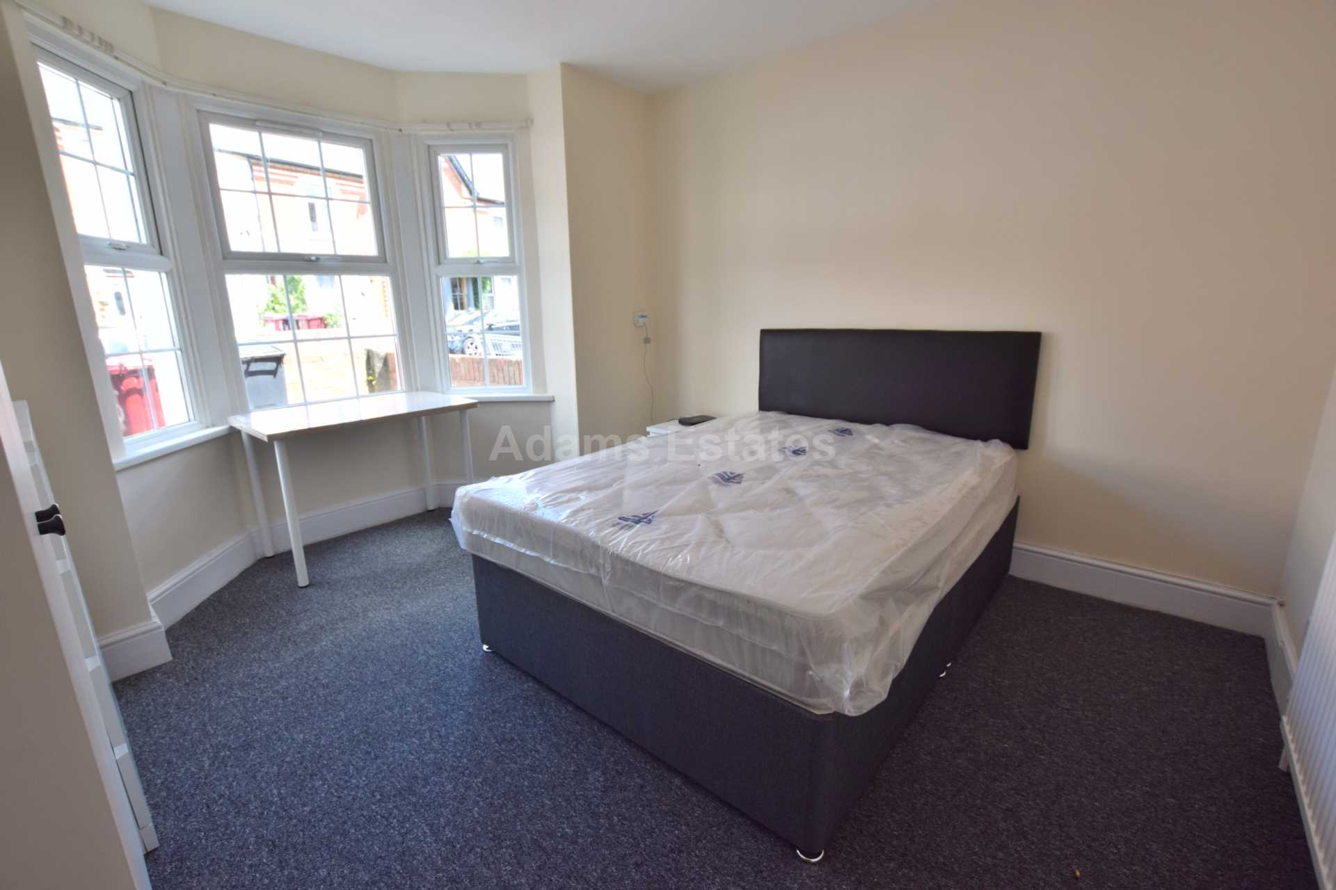 1 bed Room for rent in Reading. From Student Holmes - University Office