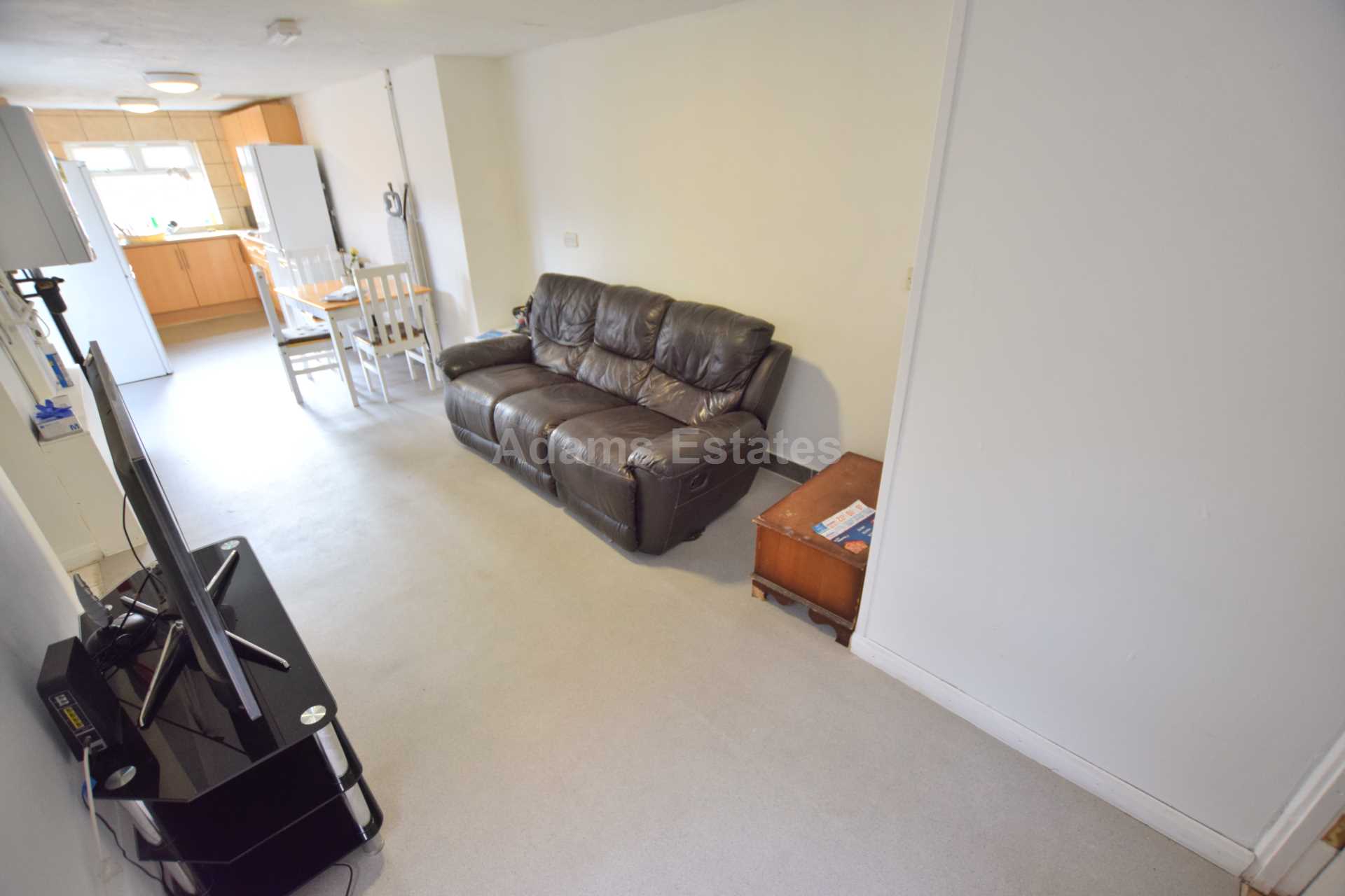 6 bed Mid Terraced House for rent in Reading. From Student Holmes - University Office
