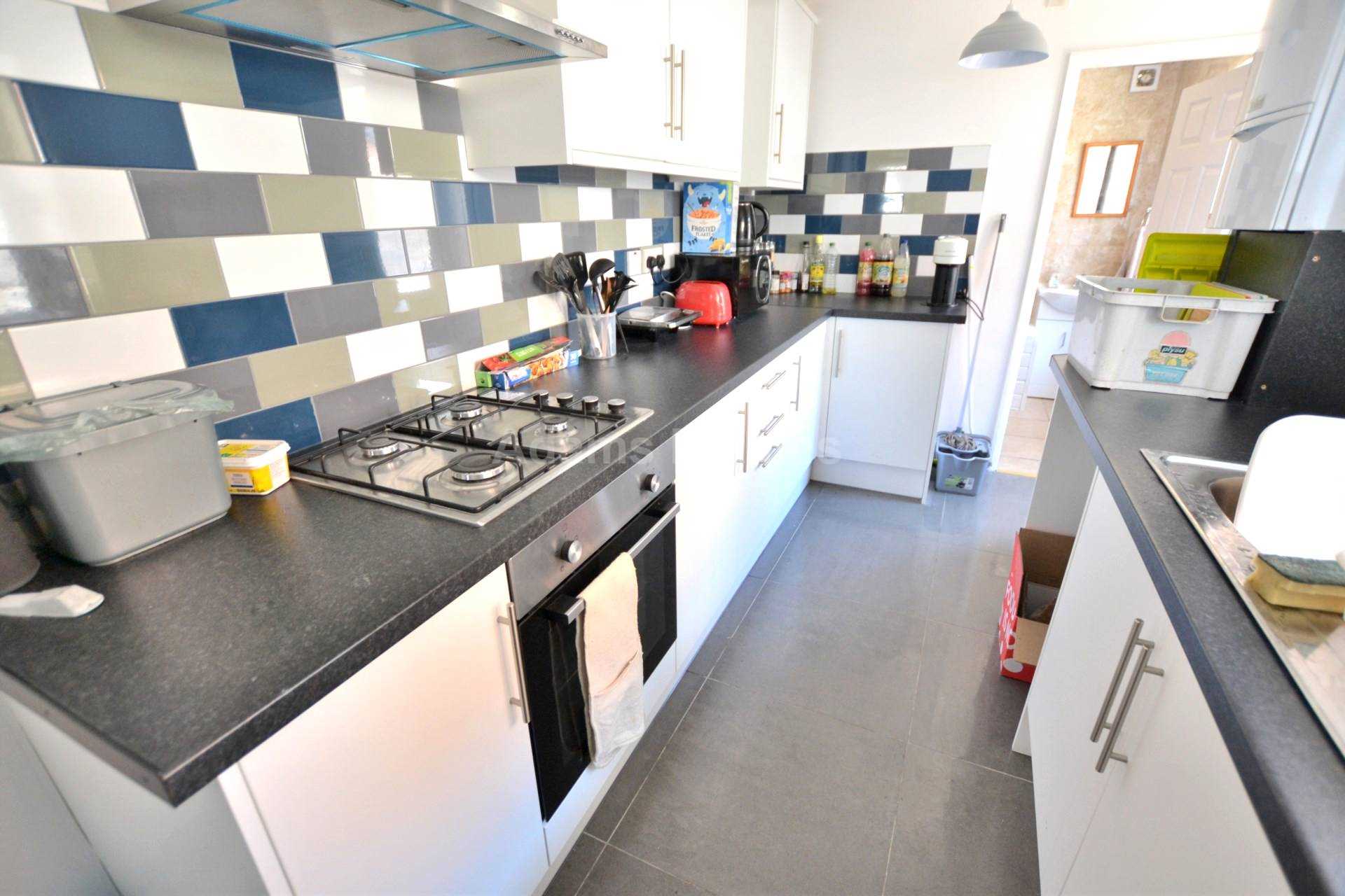 3 bed Mid Terraced House for rent in Reading. From Student Holmes - University Office