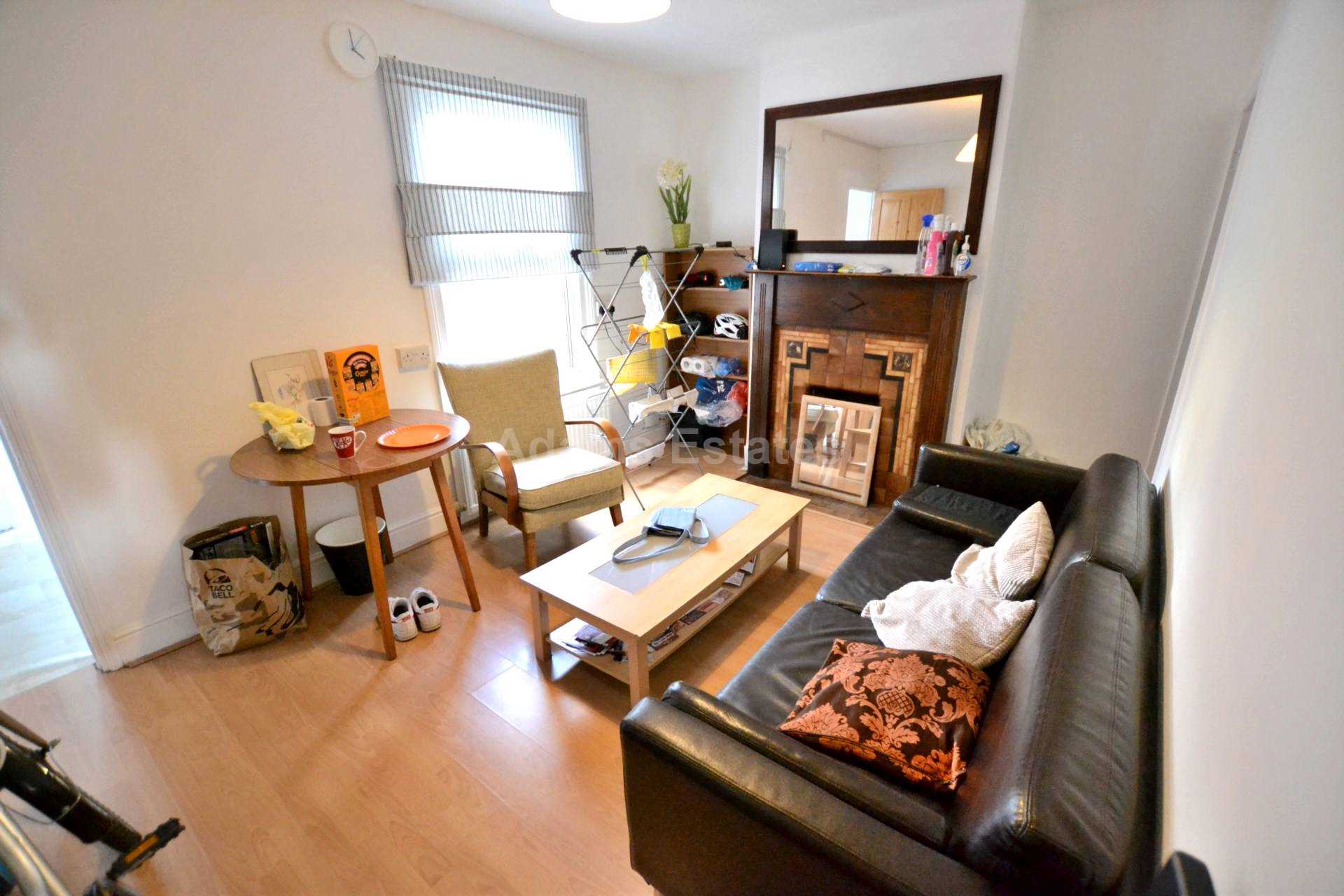 3 bed Mid Terraced House for rent in Reading. From Student Holmes - University Office