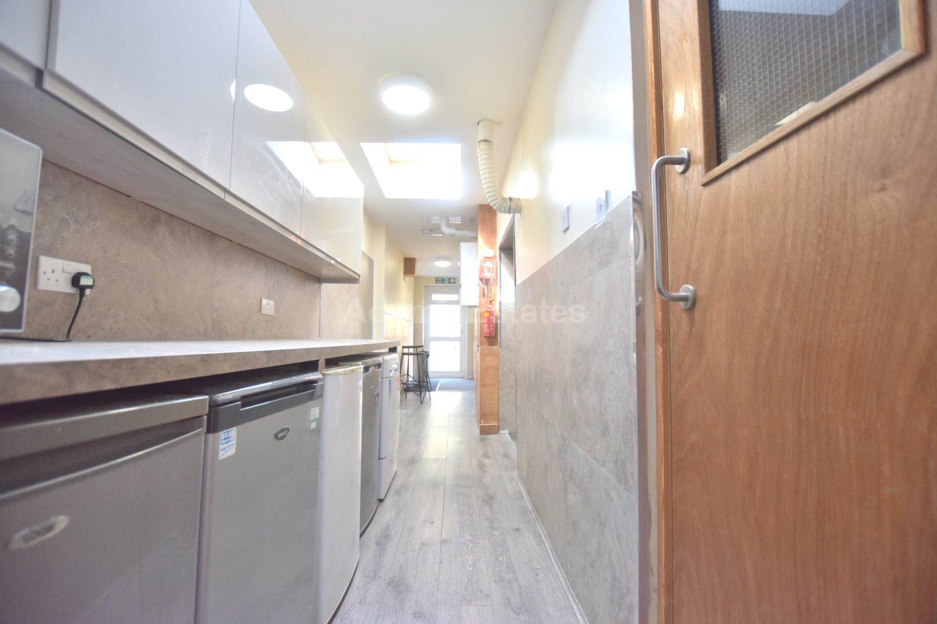5 bed Mid Terraced House for rent in Reading. From Student Holmes - University Office