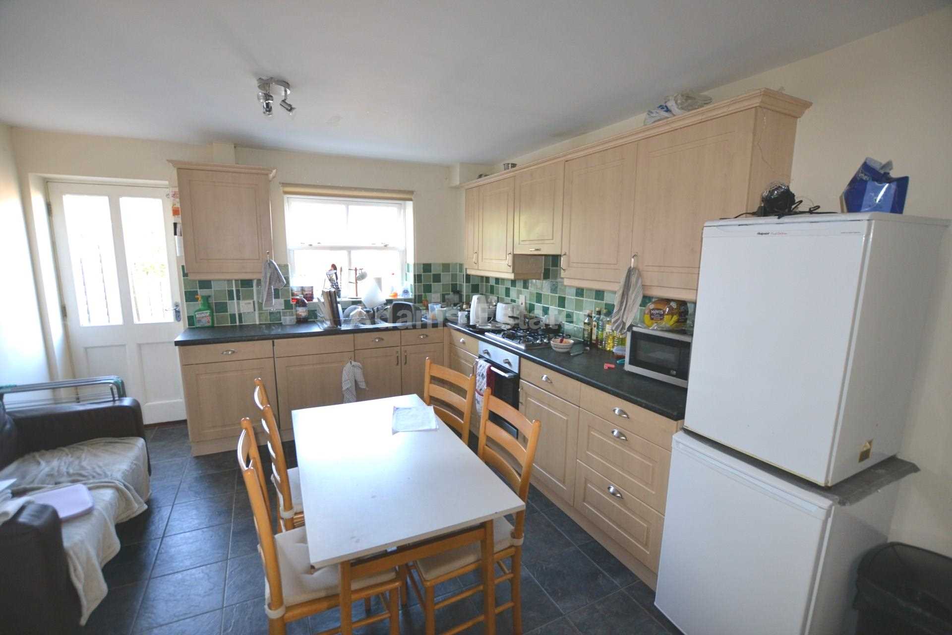 4 bed Mid Terraced House for rent in Reading. From Student Holmes - University Office