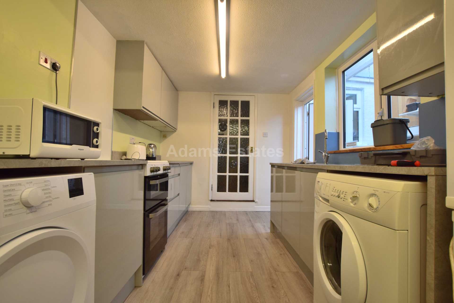 4 bed Mid Terraced House for rent in Reading. From Student Holmes - University Office