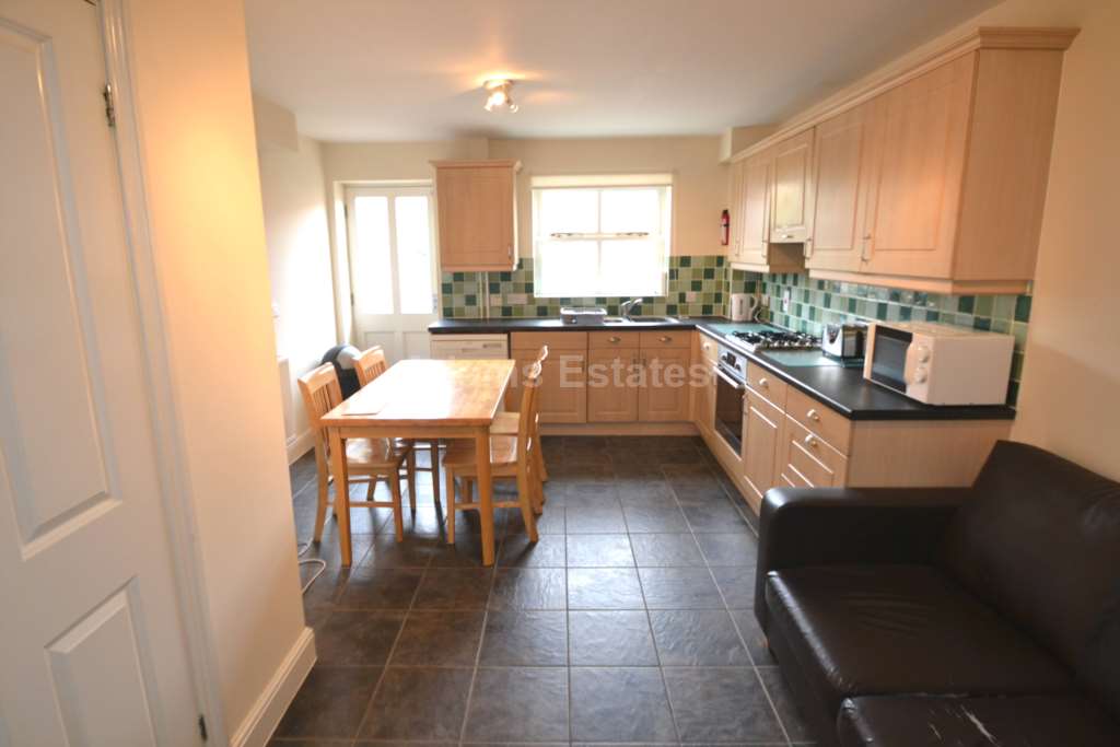 4 bed Mid Terraced House for rent in Reading. From Student Holmes - University Office