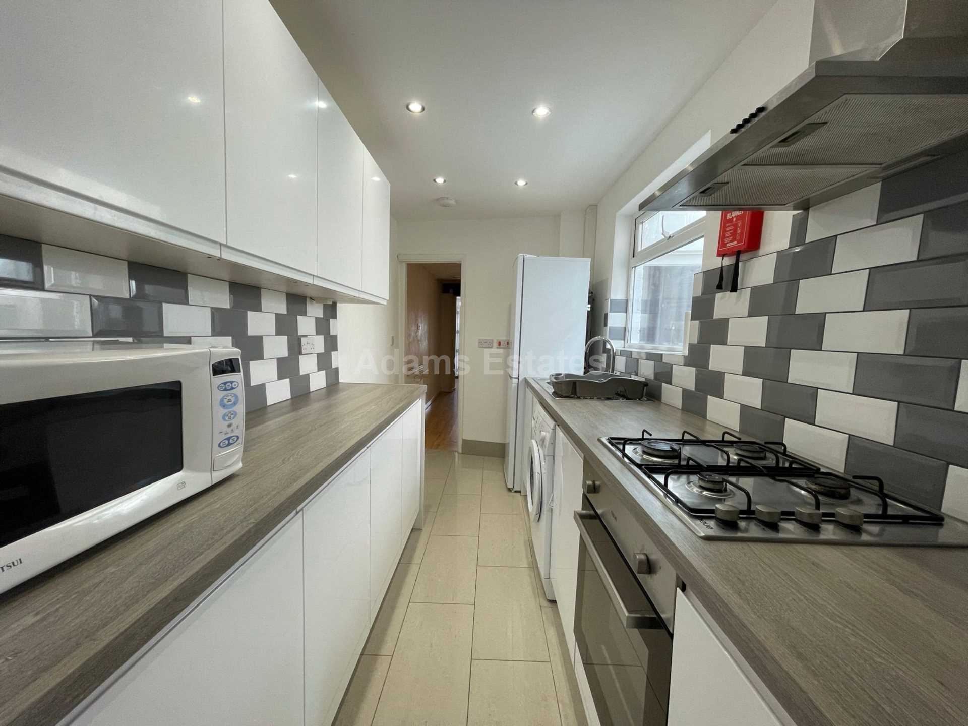3 bed Mid Terraced House for rent in Reading. From Student Holmes - University Office