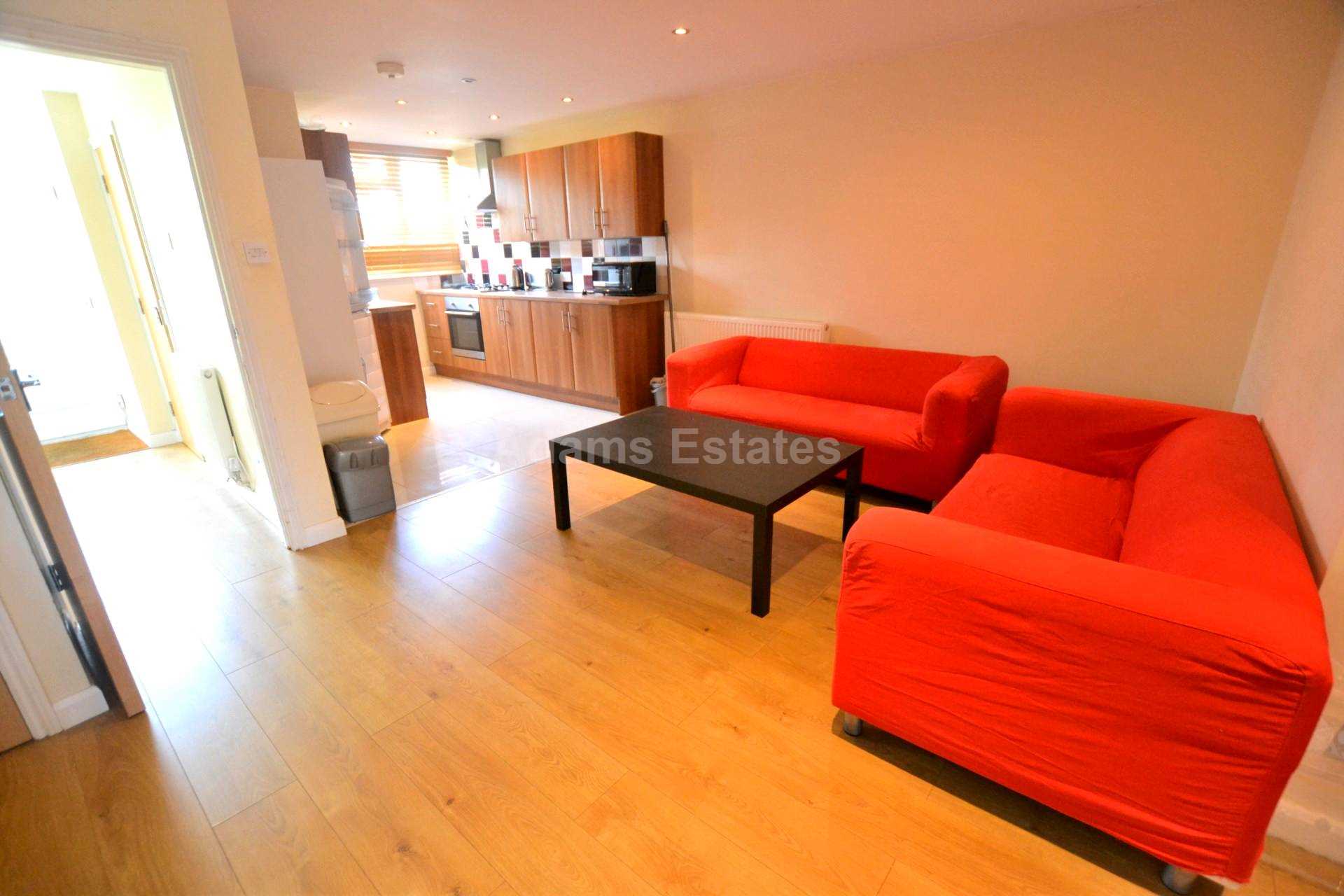 4 bed Mid Terraced House for rent in Reading. From Student Holmes - University Office