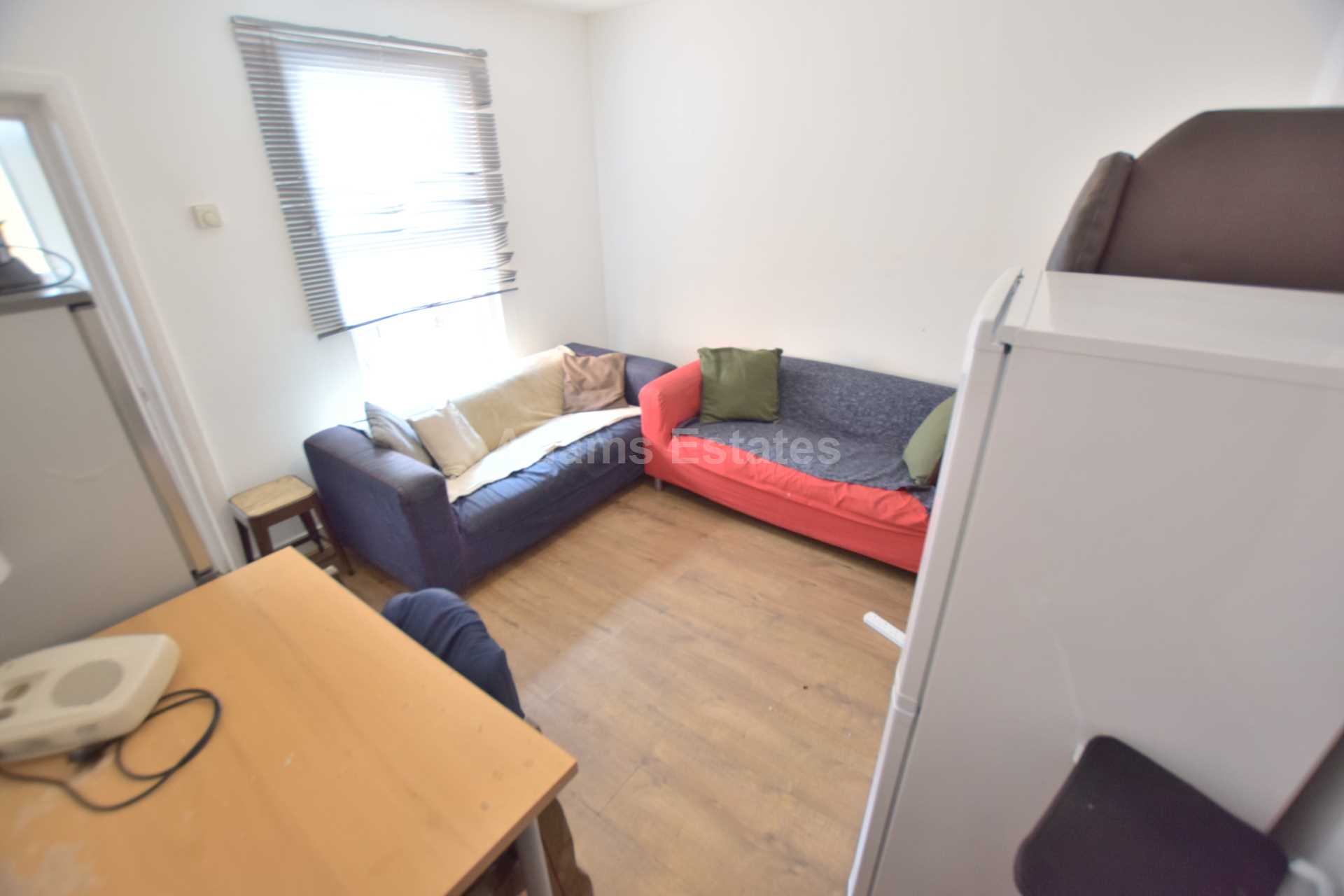 6 bed Mid Terraced House for rent in Reading. From Student Holmes - University Office
