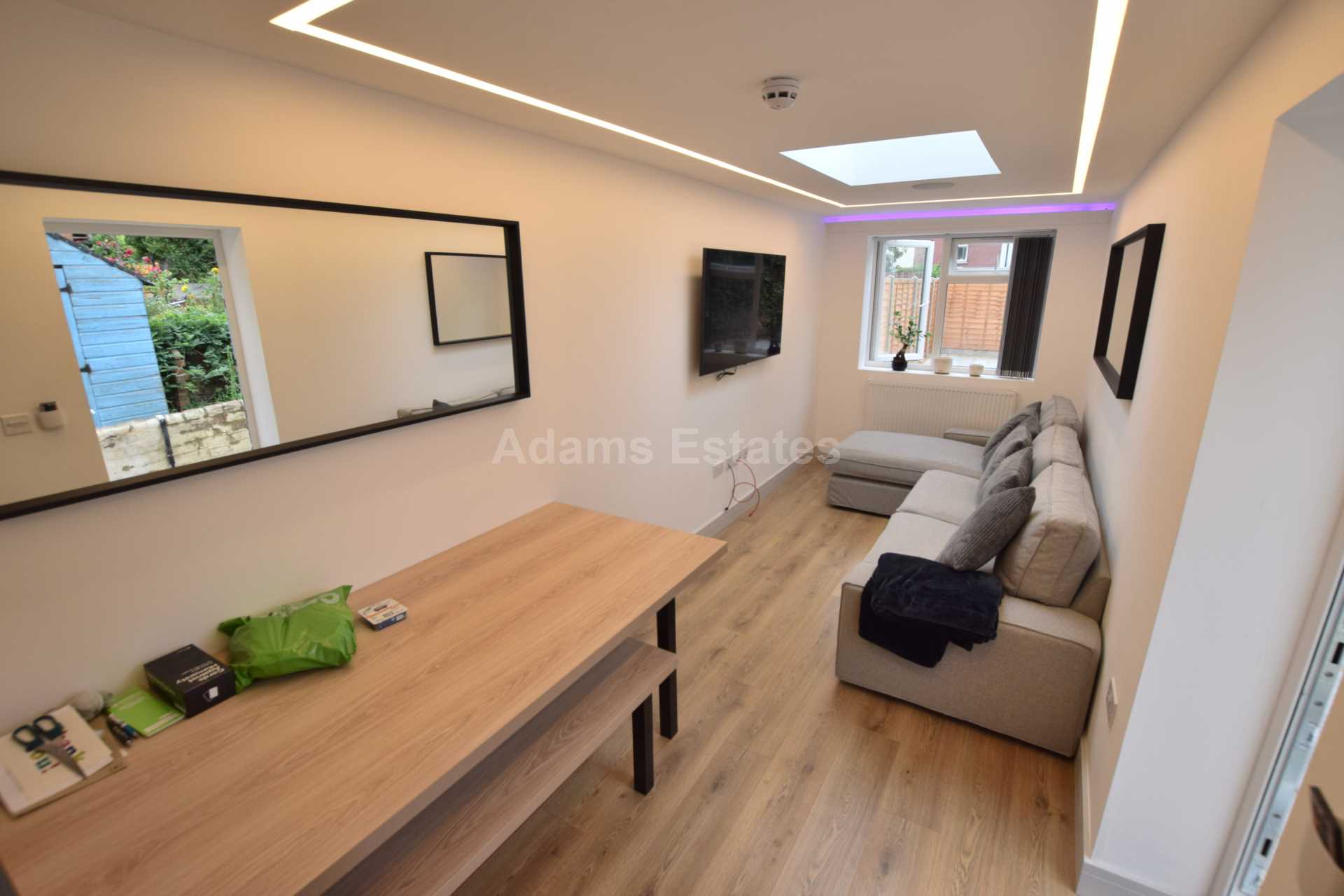 6 bed Mid Terraced House for rent in Reading. From Student Holmes - University Office