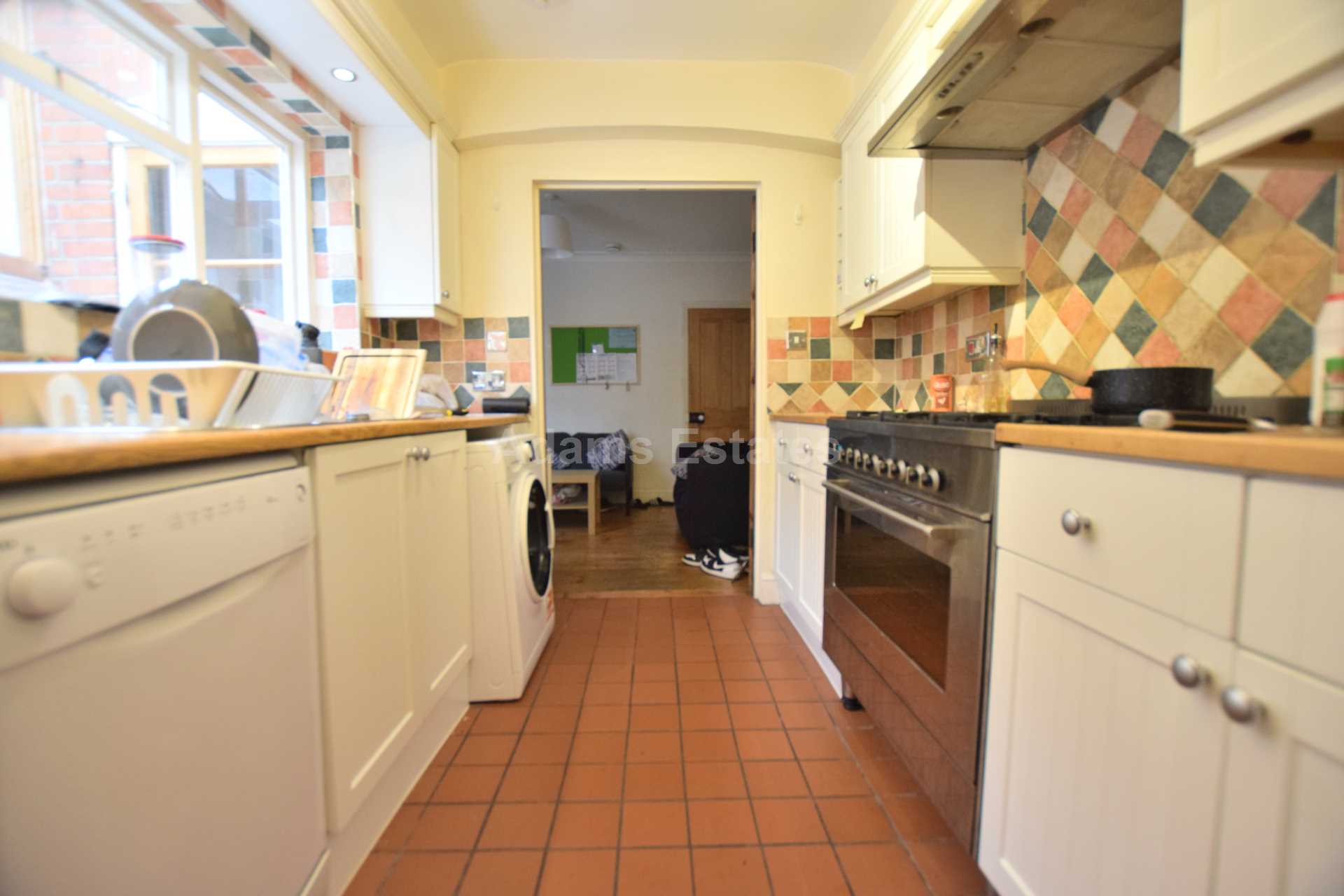 4 bed Mid Terraced House for rent in Reading. From Student Holmes - University Office