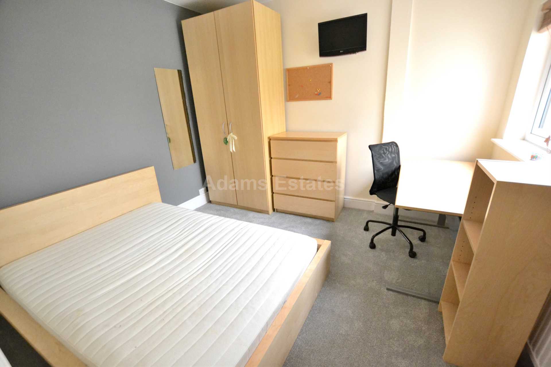 4 bed Mid Terraced House for rent in Reading. From Student Holmes - University Office