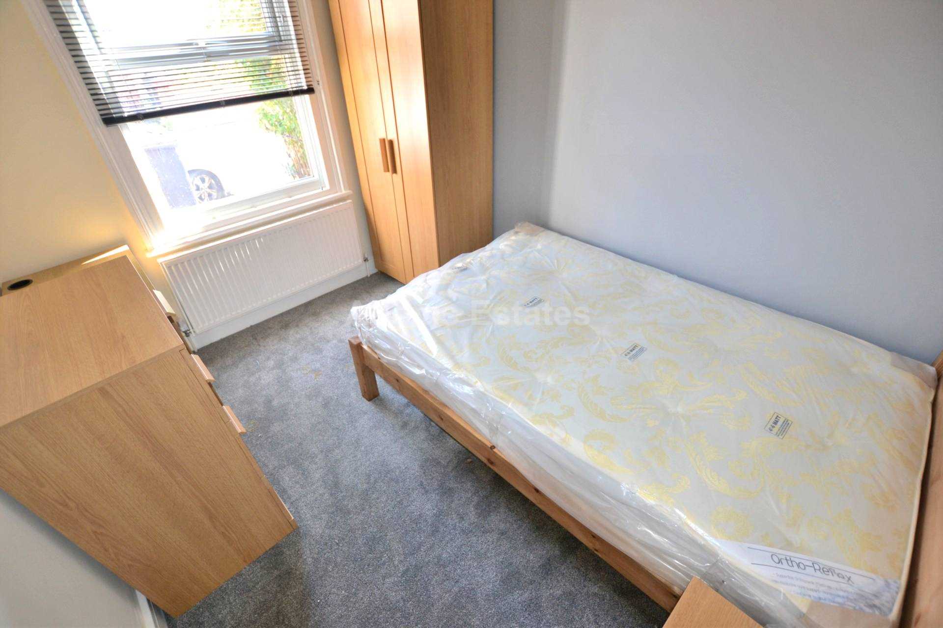 4 bed Mid Terraced House for rent in Reading. From Student Holmes - University Office
