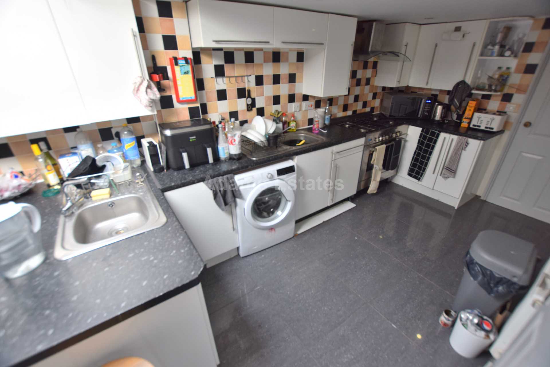 7 bed Mid Terraced House for rent in Reading. From Student Holmes - University Office