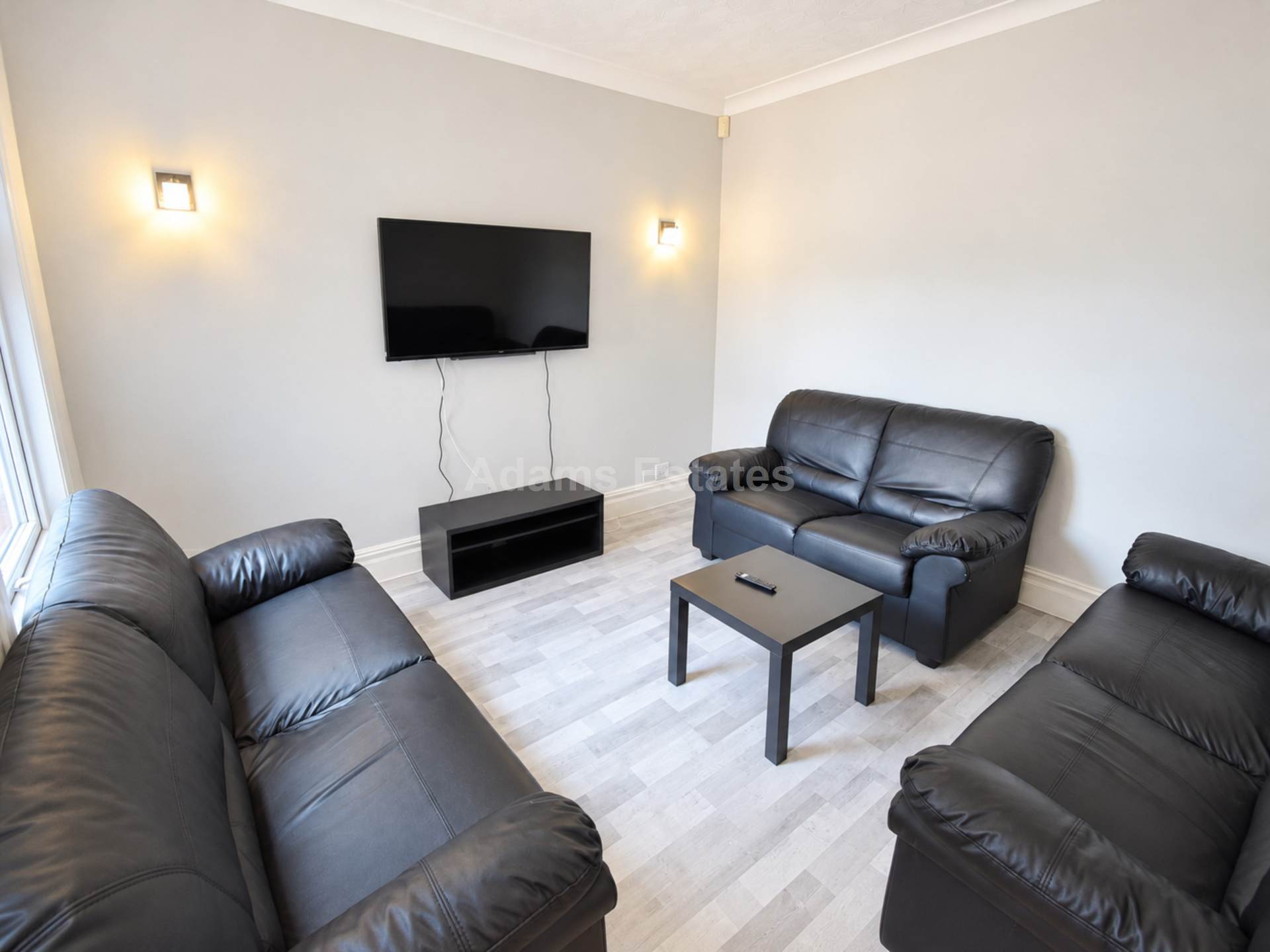 6 bed Mid Terraced House for rent in Reading. From Student Holmes - University Office