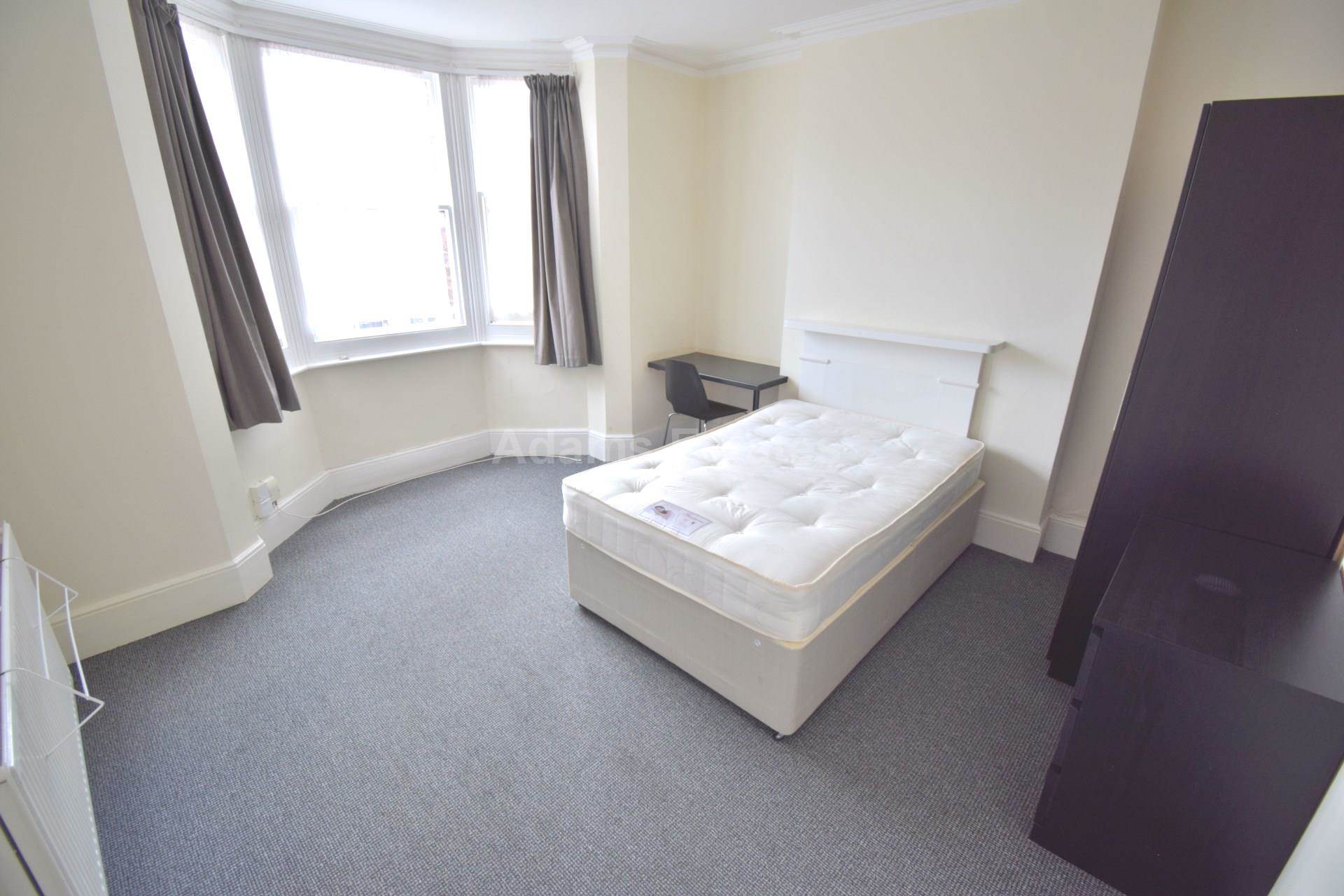 3 bed 1st Floor Flat for rent in Reading. From Student Holmes - University Office