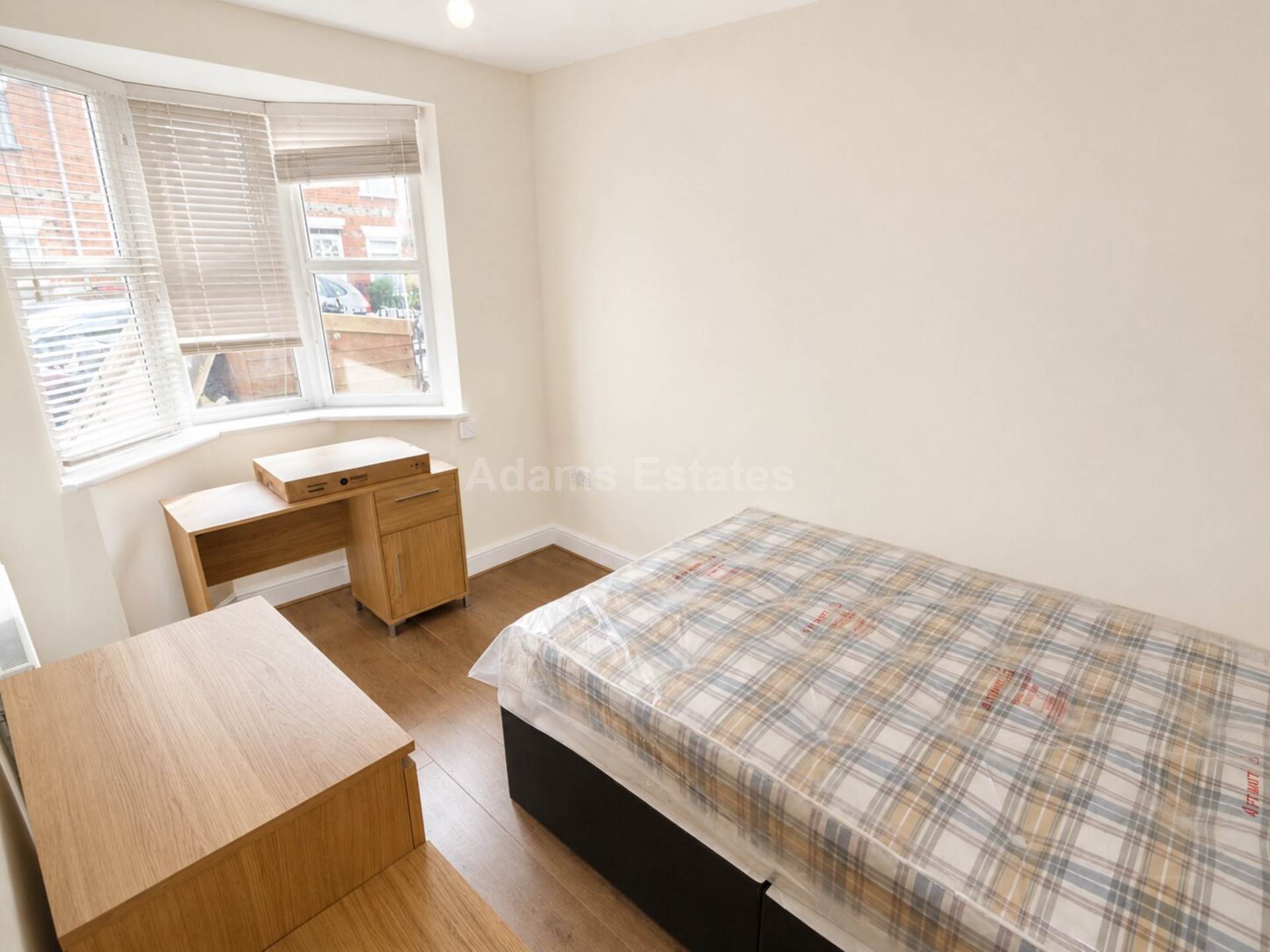 3 bed Mid Terraced House for rent in Reading. From Student Holmes - University Office