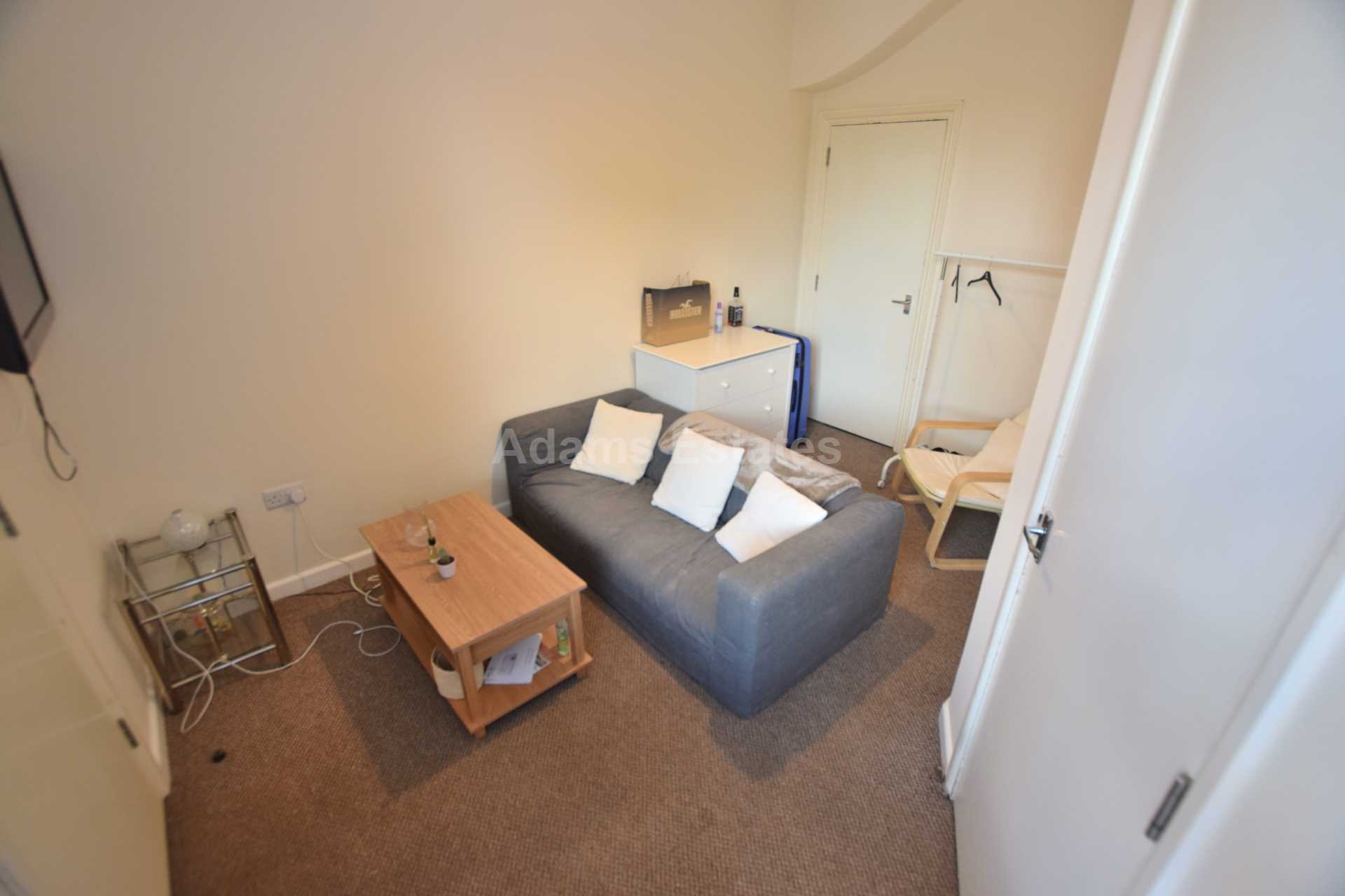 1 bed 1st Floor Flat for rent in Reading. From Student Holmes - University Office