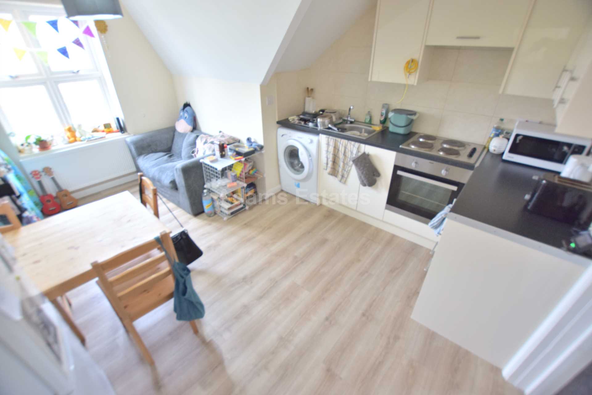 2 bed 1st Floor Flat for rent in Reading. From Student Holmes - University Office