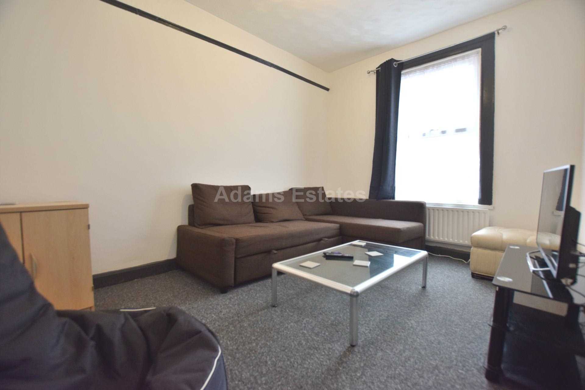 6 bed Mid Terraced House for rent in Reading. From Student Holmes - University Office