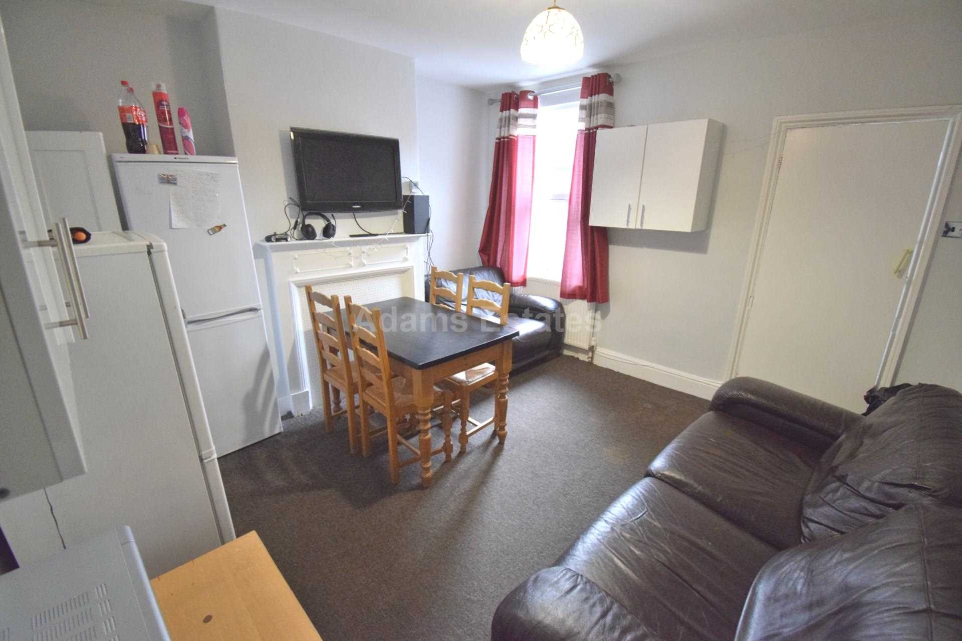 4 bed Mid Terraced House for rent in Reading. From Student Holmes - University Office