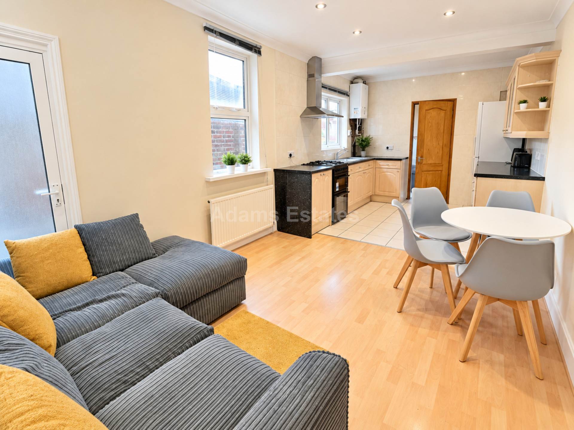 6 bed Mid Terraced House for rent in Reading. From Student Holmes - University Office