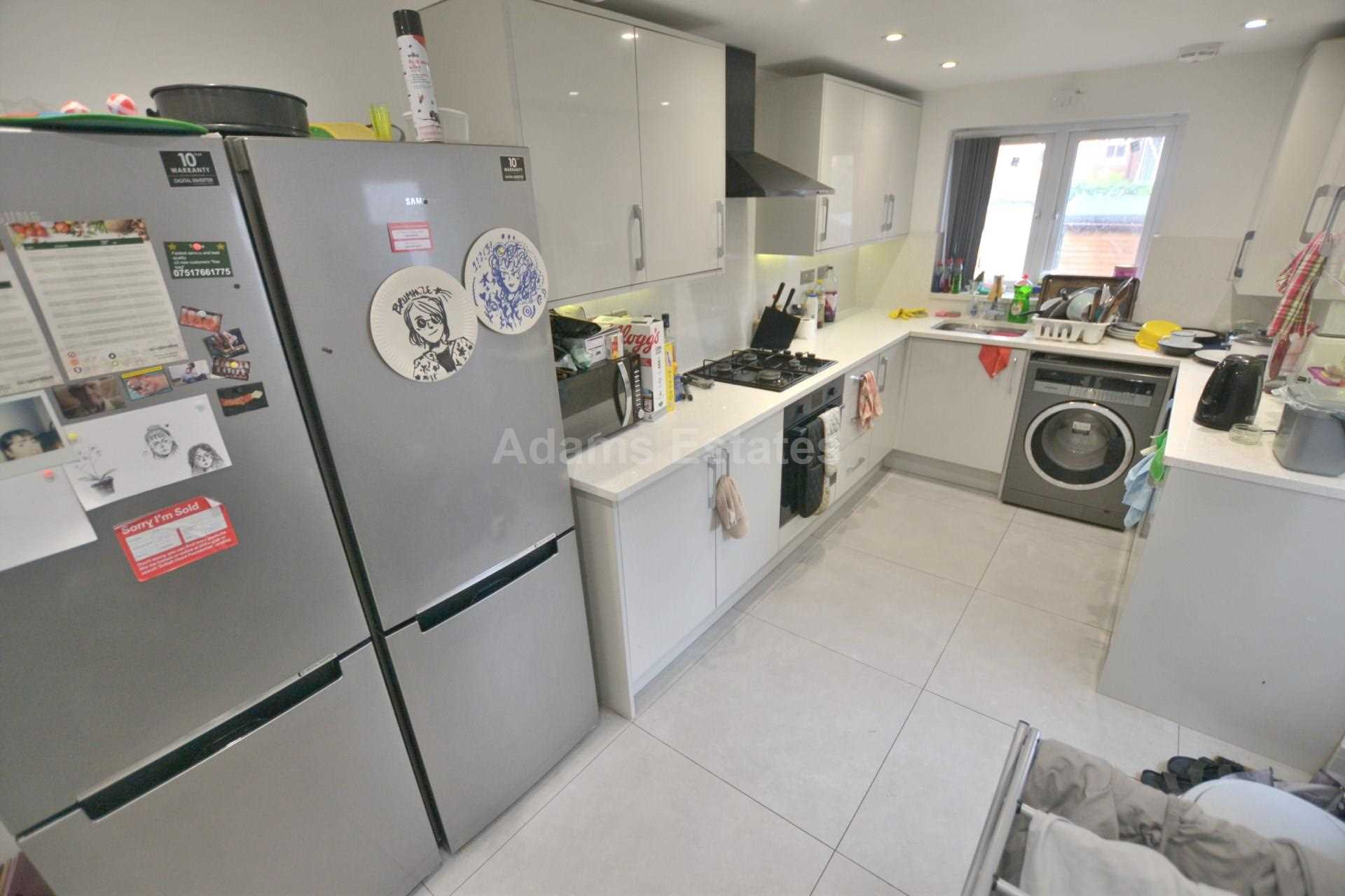 6 bed Mid Terraced House for rent in Reading. From Student Holmes - University Office
