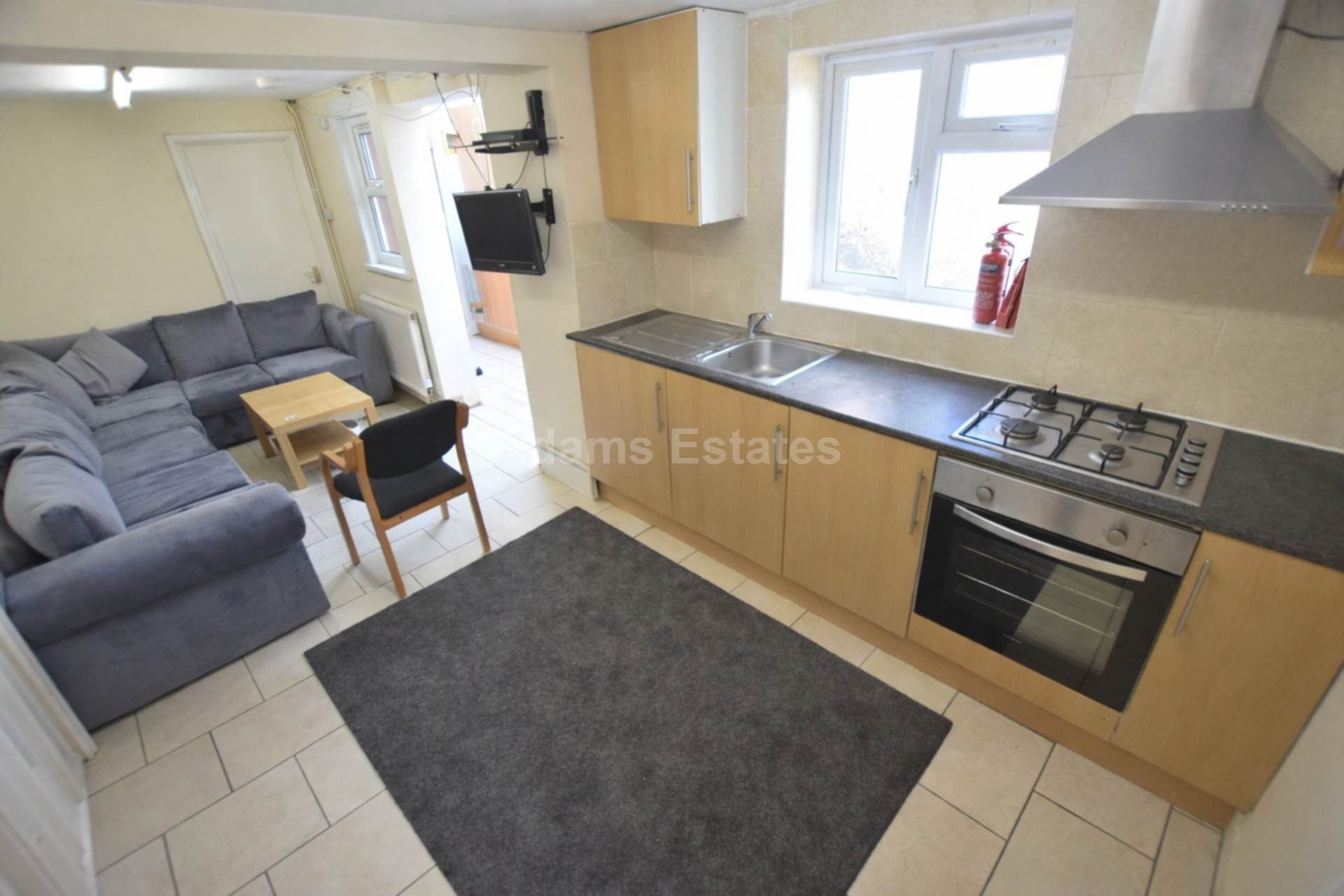 7 bed Mid Terraced House for rent in Reading. From Student Holmes - University Office